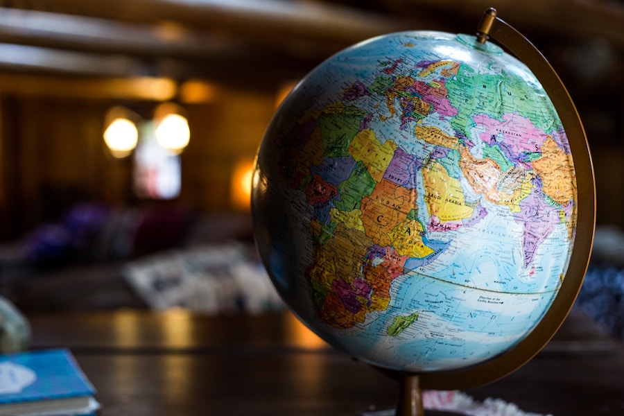 idee-deco-voyage-globe-chambre-enfant