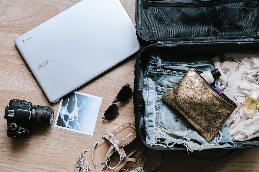 accessoires-indispensables-valise-voyage-blog-beaute