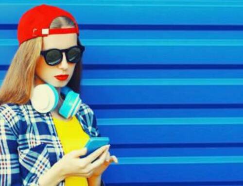 Casquettes, bananes, etc. : ces accessoires vintages qui font leur grand retour !