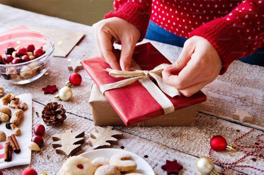 10 idées de cadeaux de Noël pour femme les tendances 2023