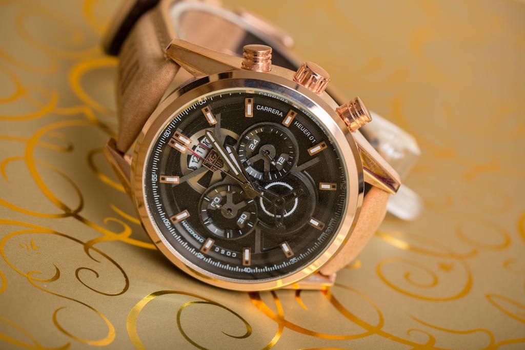 Découvrez l'univers des montres Tag Heuer, où la précision suisse rencontre un design avant-gardiste. Des chronographes légendaires aux modèles connectés, explorez une collection exceptionnelle plébiscitée par les connaisseurs.