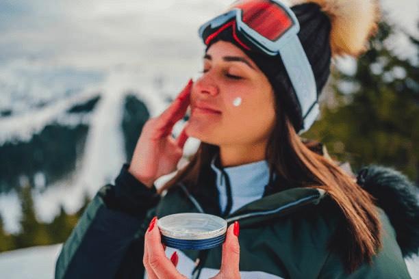 Les indispensables beauté à emporter en vacances aux sports d'hiver : protection solaire, crème pour les mains etc.