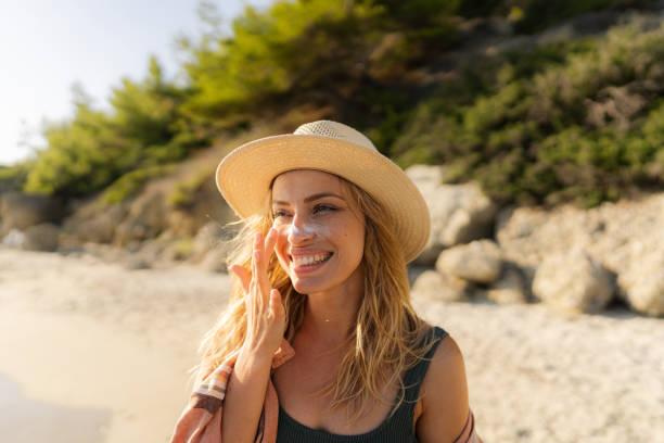 Les indispensables beauté à emporter en vacances au soleil : protection solaire, maquillage waterproof etc.